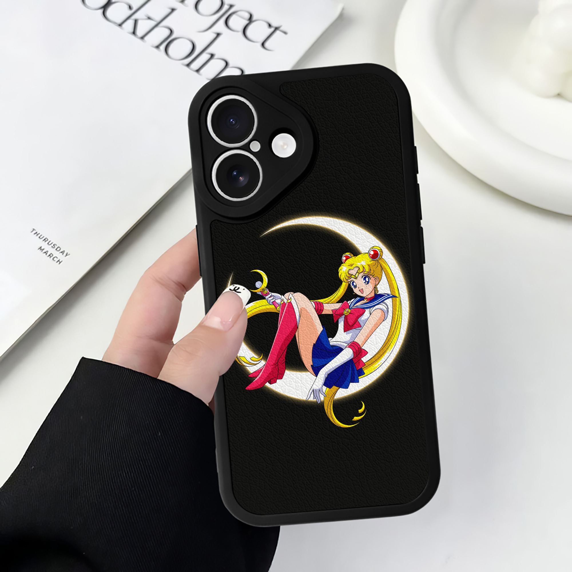 （画像用） 美少女戦士セーラームーン 月野 うさぎ つきの うさぎ Sailor Moon Tsukino Usagi 【iPhone 16シリーズ対応】シリコンスマホケース（レザー調） 材質：シリコン